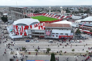 Un sábado interminable. Desde las 9 y hasta las 18 estarán habilitadas unas 22 urnas en la sede del Club Atlético Unión: 21 mesas de 575 votantes, más 1 mesa para socios vitalicios. Hay 12.529 socios habilitados para elegir a Luis Spahn o Héctor Desvaux. Foto: Fernando Nicola
