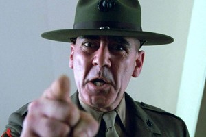 El sargento Hartman interpela al espectador en “Nacido para matar”. Foto: Warner Bros.