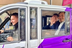 Gustavo Tracci conduce, el intendente Vallejos hace de pasajero. Los triciclos eléctricos llegaron a Reconquista.