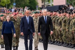 Merz, tercero desde la izquierda, en la ceremonia de instalación de una brigada alemana en Lituania. "Nunca antes habíamos estacionado permanentemente una gran unidad militar en el extranjero", expresó.