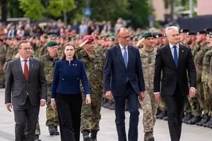 Merz, tercero desde la izquierda, en la ceremonia de instalación de una brigada alemana en Lituania. 