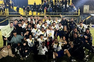 Triunfo y festejo. Guadalupe se hizo fuerte de local y en la noche del miércoles venció a UNL. Con este triunfio es más líder que nunca. Foto: Gentileza Sp. Guadalupe