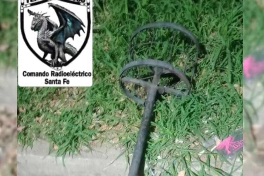 Otro de los cestos de basura fue hallado tirado sobre una vereda.