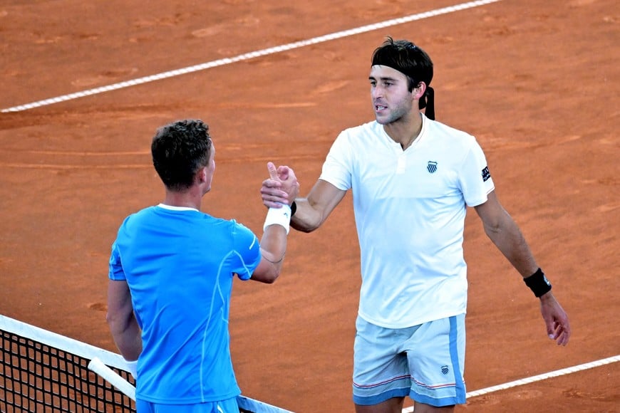 Tennis - Hamburg European Open - Am Rothenbaum, Hamburg, Germany - May 22, 2025
Argentina's Tomas Martin Etcheverry shakes hands with Czech Republic's Jiri Lehecka after winning his quarter final match REUTERS/Fabian Bimmer