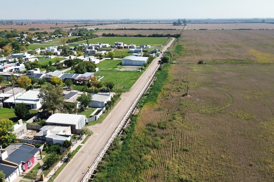 "Este canal perimetral en Ramona va a actuar como una defensa de la planta urbana ante eventuales desbordes provenientes de las áreas rurales y va a permitir que escurra mejor el agua”.