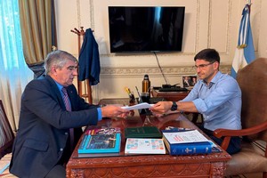 El decreto lleva la firma del gobernador Pullaro y del ministro de Gobierno, Bastia.