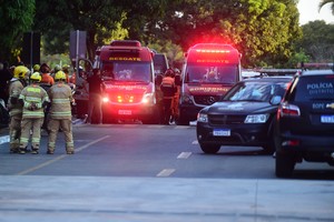 (250522) -- BRASILIA, 22 mayo, 2025 (Xinhua) -- Bomberos son vistos frente al Ministerio de Desarrollo Social, Familia y Combate al Hambre de Brasil tras una amenaza de bomba, en Brasilia, Brasil, el 22 de mayo de 2025. (Xinhua/Lucio Tavora) (lt) (rtg) (ra) (ce)