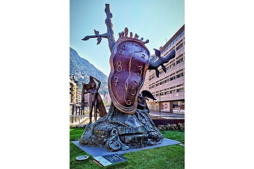 "La nobleza del tiempo" (1977-1982), escultura de Salvador Dalí (en Andorra la Vella), inspirada en su célebre obra "La persistencia de la memoria" (1931).