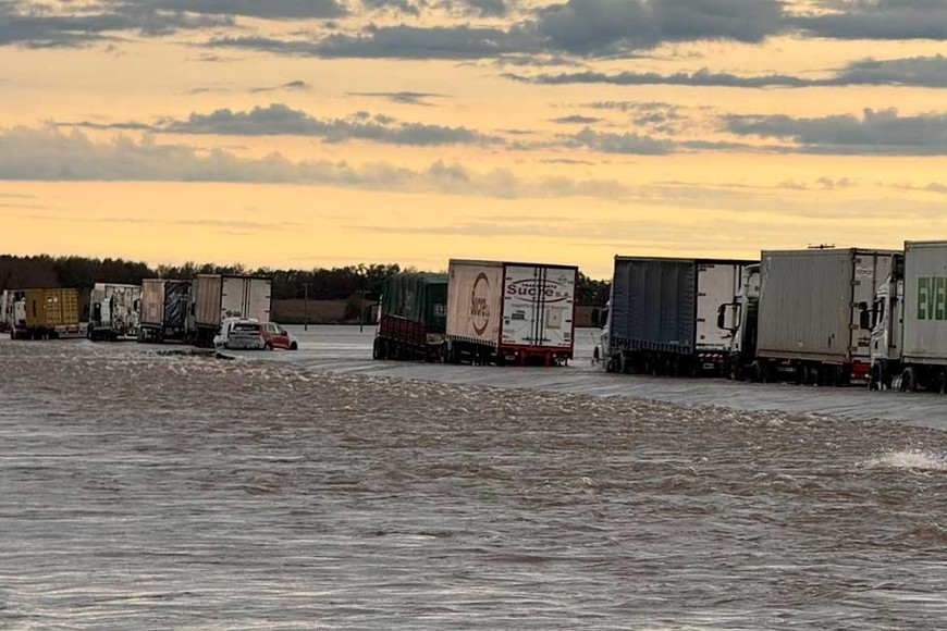 La autopista Rosario - Buenos Aires permanecerá cortada entre 10 y 20 días. Foto: @matiasbaldanza