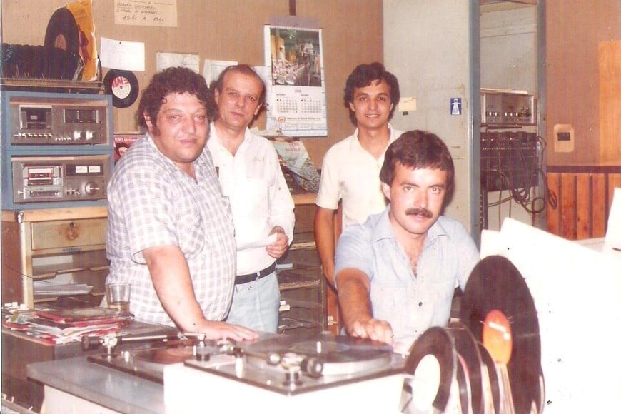 Ubaldo Magliaro en LT28 junto a Carlos Beceyro, Sergio Grazioli y Hugo Guidoni en 1984. Ubaldo hacía el programa "Tango y en tango lo mejor" desde 1970. Crédito: Fernando Algaba
