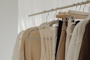 Prendas colgadas con ganchos en dirección invertida.