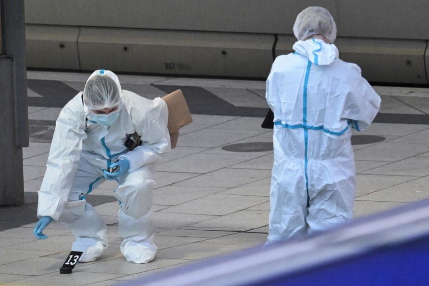 Forensic experts work at Hamburg's main train station, after several people were injured in a knife attack, in Hamburg, Germany, May 23, 2025. REUTERS/Fabian Bimmer