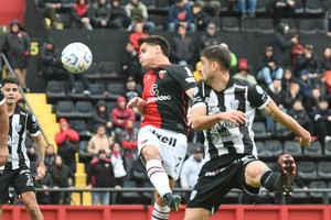 Sábado de fútbol bajo lluvia en el Brigadier. Crédito: Luis Cetraro