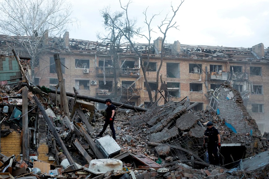 Police officers inspect the site of a building hit by a Russian ballistic missile strike, amid Russia's attack on Ukraine, in Kyiv, Ukraine April 24, 2025. REUTERS/Valentyn Ogirenko