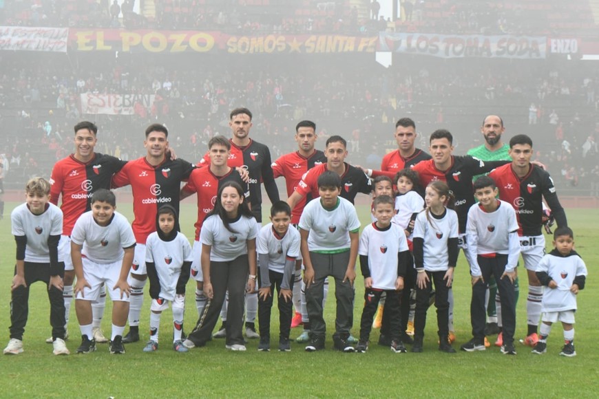 Sábado de fútbol bajo lluvia en el Brigadier. Crédito: Luis Cetraro