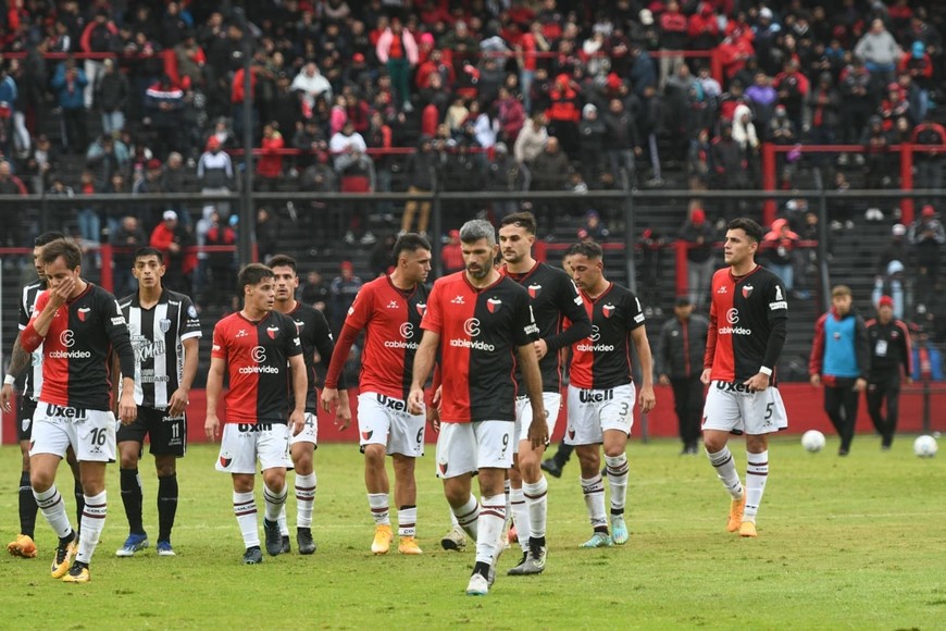 Sábado de fútbol bajo lluvia en el Brigadier. Crédito: Luis Cetraro