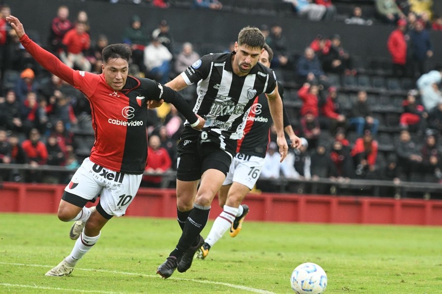 Sábado de fútbol bajo lluvia en el Brigadier. Crédito: Luis Cetraro