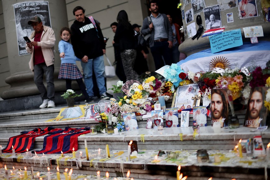 People participate in a memorial for late Pope Francis after an inter religious homage to him following his death, at the Buenos Aires' Metropolitan Cathedral, in Buenos Aires, Argentina, April 22, 2025. REUTERS/Agustin Marcarian