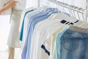 Tendido casero con prendas húmedas en un espacio reducido.