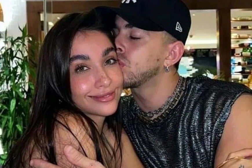 La pareja enfrenta una crisis de salud con amor y entereza.