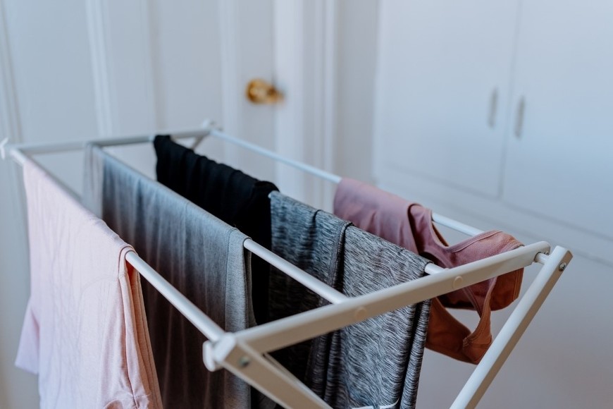 Ambiente cerrado con ropa distribuyéndose para un secado uniforme.