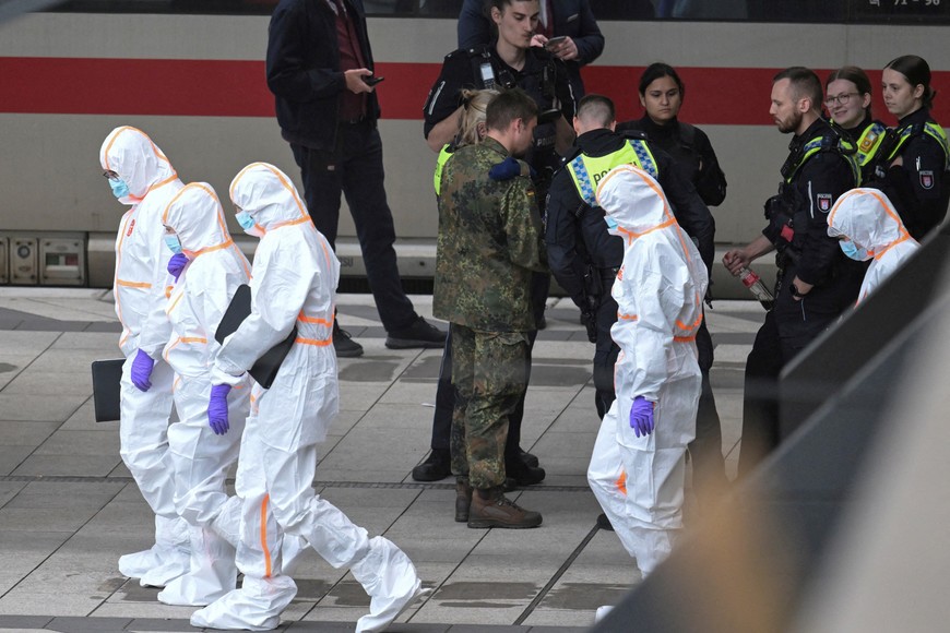 Police officers and forensic experts work at Hamburg's main train station, after several people were injured in a knife attack, in Hamburg, Germany, May 23, 2025. REUTERS/Fabian Bimmer     TPX IMAGES OF THE DAY