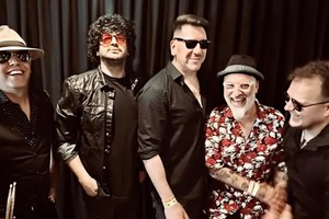 Los Mentidores, banda de blues cordobesa, con el productor José Palazzo (segundo de la derecha) como bajista