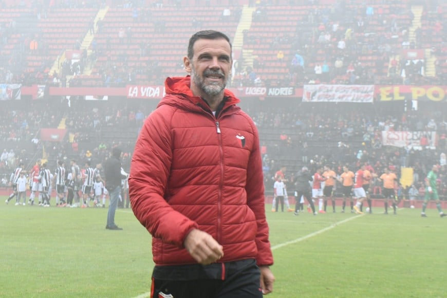 Sábado de fútbol bajo lluvia en el Brigadier. Crédito: Luis Cetraro