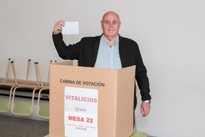 Luis Spahn al momento de la votación. Crédito: El Litoral