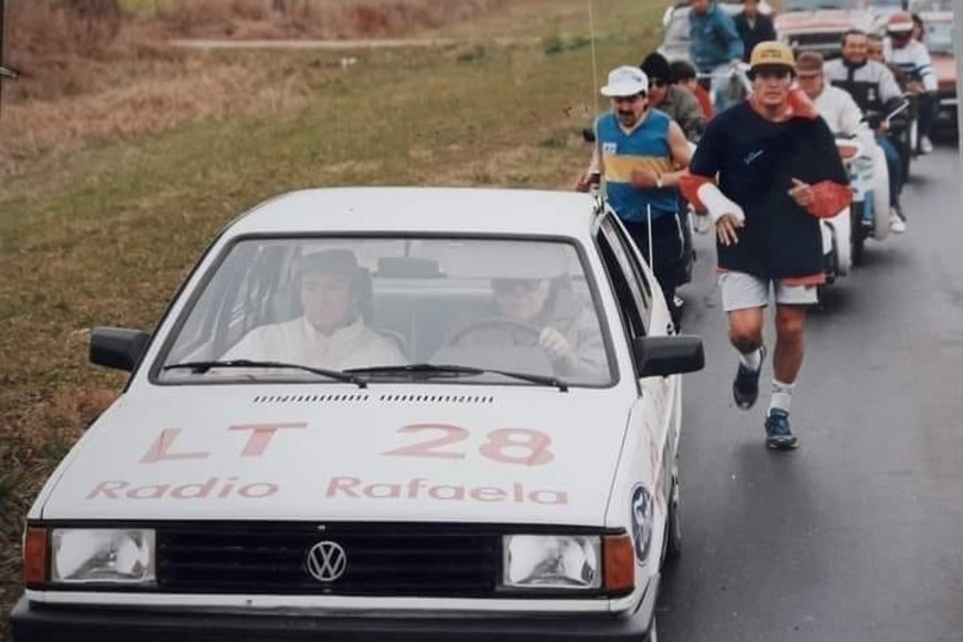 La vuelta a casa del rafaelino Tito Giovanini, cuando fue campeón mundial en Alemania. Volvió corriendo desde Angélica por la Ruta Nacional 34 hasta Rafaela. LT28 guió todo el camino. (1983)