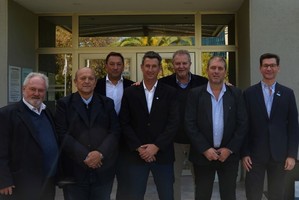 El fútbol del interior. De izquierda a derecha: Raúl Borgna (Esperanza y Tribunal de Penas), Carlos Fertonani (Santa Fe Producciones), Luis Luque (Cañada de Gómez), Leandro Birollo (Liga Santafesina), Alejandro Schneider (Liga Paranaense), Carlos Lanzaro (Consejo Federal de AFA y presidente Federación Santafesina) junto a Daniel Di Lena (Lotería de Santa Fe) en el lanzamiento de la Copa País. Foto: Gentileza AFA.