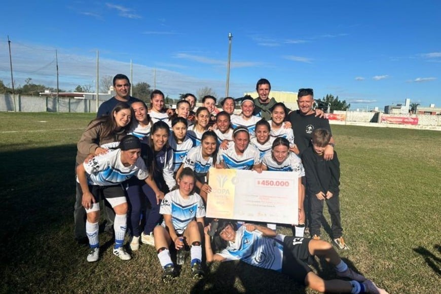 Festejo de las venadenses con el cheque por 450 mil pesos por el pase de ronda. Foto: Sur24.