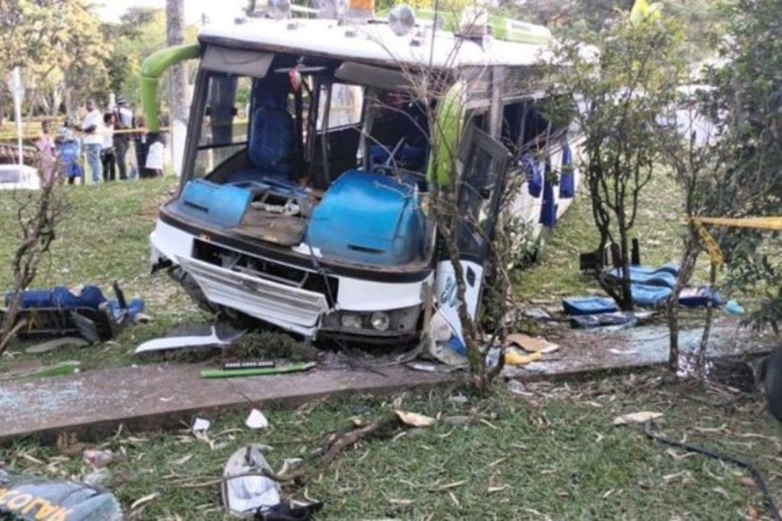 El conductor habría perdido el control del colectivo, lo que provocó el impacto.