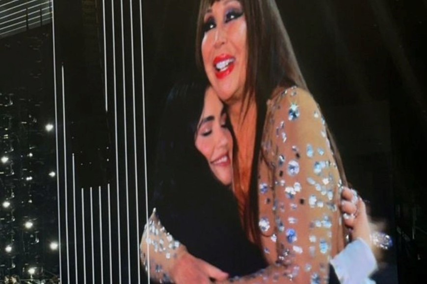 Moria Casán apareció en escena para acompañar el tema ¿Quiénes son?