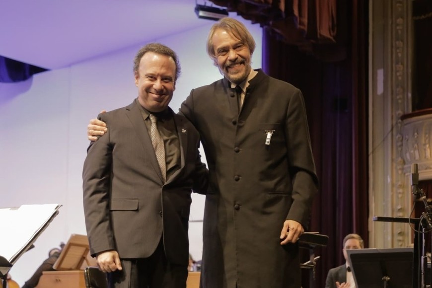 El titullar de la Sinfónica santafesina, Silvio Viegas, junto a Lucio Bruno-Videla, presidente de la Asociación Argentina de Compositores. Foto: Gentileza Ministerio de Cultura de Santa Fe