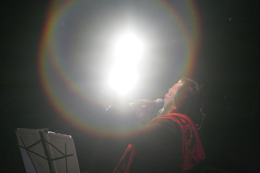 La luz, el más allá. El cantor, siempre presente en la memoria santafesina.