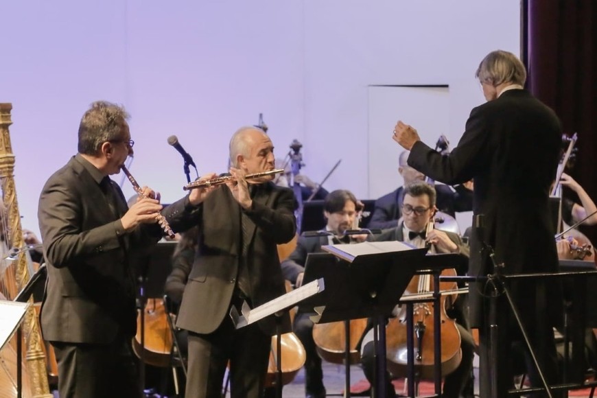 José Cristian Garreffa, solista local, y Jorge de la Vega, de la Orquesta Estable del Teatro Colón de Buenos Aires, interpretando la obra de Gardelin. Foto: Gentileza Ministerio de Cultura de Santa Fe