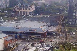 Daños materiales en viviendas, techos y vehículos dejó el fenómeno climático.