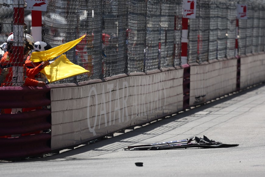 Formula One F1 - Monaco Grand Prix - Circuit de Monaco, Monaco - May 25, 2025
Debris is seen on the track from Alpine's Pierre Gasly's car as a yellow flag is waved REUTERS/Jakub Porzycki