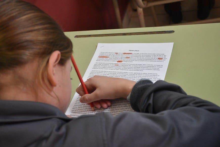 aula estudiantes escuela lectura alfabeto