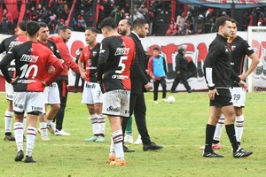 Un coro de silbidos marcó la despedida de Colón del Brigadier López. Foto: Luis Cetraro.