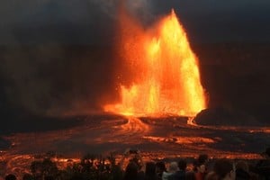 El volcán Kilauea entró en erupción y lanzó chorros de lava de 300 metros