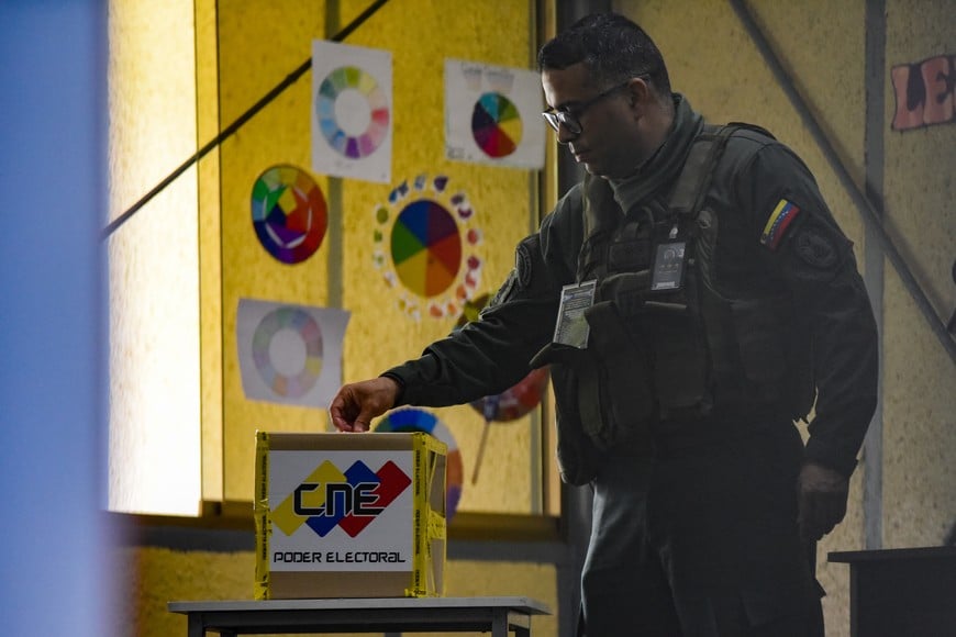 (250525) -- CARACAS, 25 mayo, 2025 (Xinhua) -- Un miembro de la Fuerza Armada Nacional Bolivariana emite su voto durante las elecciones regionales y parlamentarias, en Caracas, Venezuela, el 25 de mayo de 2025. Durante la mañana del domingo ha iniciado oficialmente el proceso electoral en Venezuela para escoger al nuevo Parlamento nacional para el periodo 2026-2031, así como a 24 gobernadores de igual número de estados del territorio nacional. (Xinhua/Marcos Salgado) (ms) (rtg) (da)