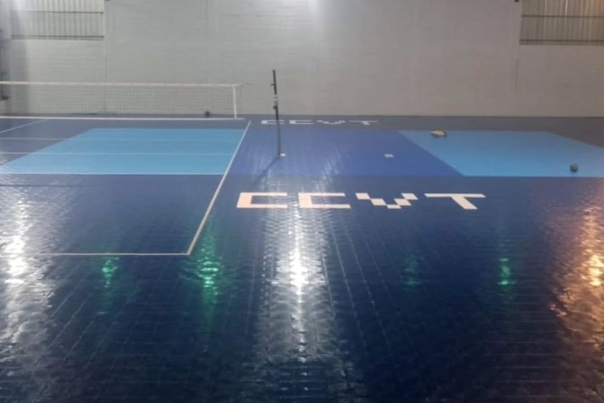 Leonel Chiarella y Carlos Jordán con integrantes de la subcomisión de vóley que los agasajaron por su aporte fundamental para la construcción del nuevo piso deportivo.