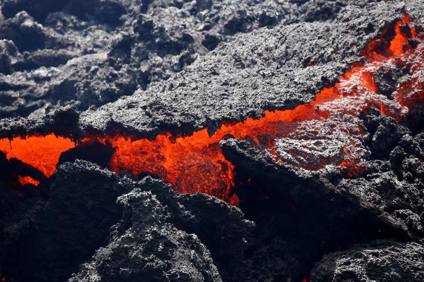 Lava erupts from a fissure east of the Leilani Estates subdivision during ongoing eruptions of the Kilauea Volcano in Hawaii, U.S., May 12, 2018.  REUTERS/Terray Sylvester eeuu hawaii  hawaii erupcion volcan Kilauea erupciones volcanicas volcanes la lava se derramo por todo la ciudad calles