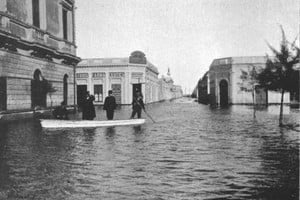 Las embarcaciones por las calles de Santa Fe inundada a principios de siglo XX.
