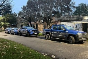 Los allanamientos motivaron un importante despliegue de personal policial y vehículos.