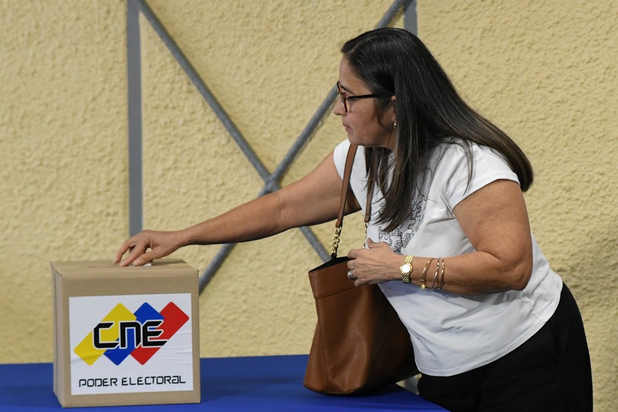 (250525) -- CARACAS, 25 mayo, 2025 (Xinhua) -- Una mujer emite su voto durante las elecciones regionales y parlamentarias, en Caracas, Venezuela, el 25 de mayo de 2025. Durante la mañana del domingo ha iniciado oficialmente el proceso electoral en Venezuela para escoger al nuevo Parlamento nacional para el periodo 2026-2031, así como a 24 gobernadores de igual número de estados del territorio nacional. (Xinhua/Marcos Salgado) (ms) (rtg) (da)