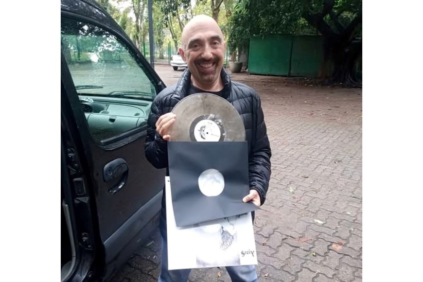 Agnus: Ricardo Tersse con el vinilo, en una foto publicitaria de la discográfica.