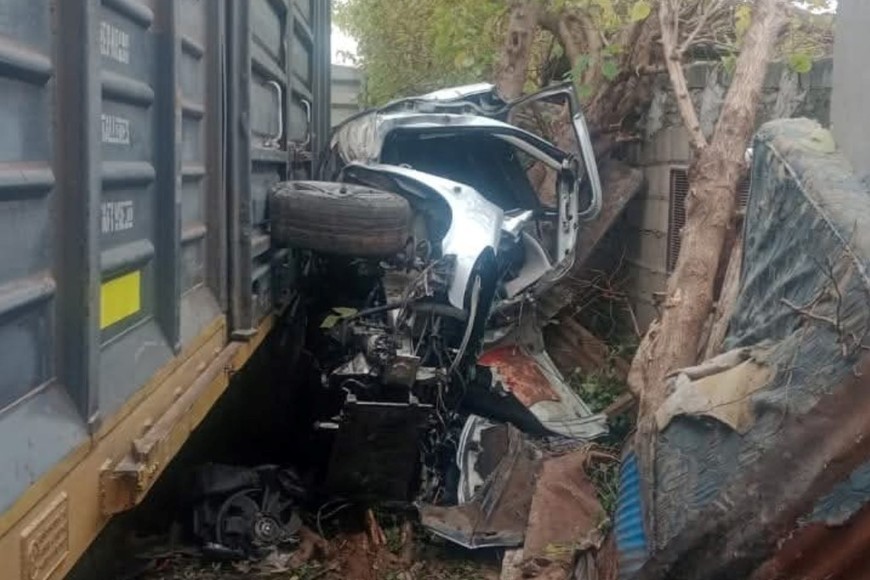 El tren no pudo detener su marcha e impactó de lleno contra el vehículo, arrastrándolo por aproximadamente 50 metros.